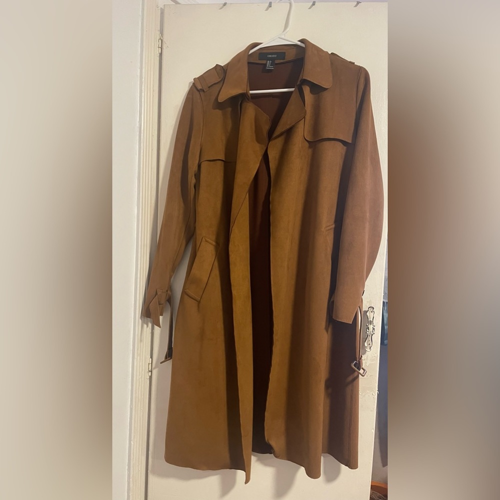 Brown faux suede trench coat w/ belt🧥 from Forever 21. Small but fits like XS.